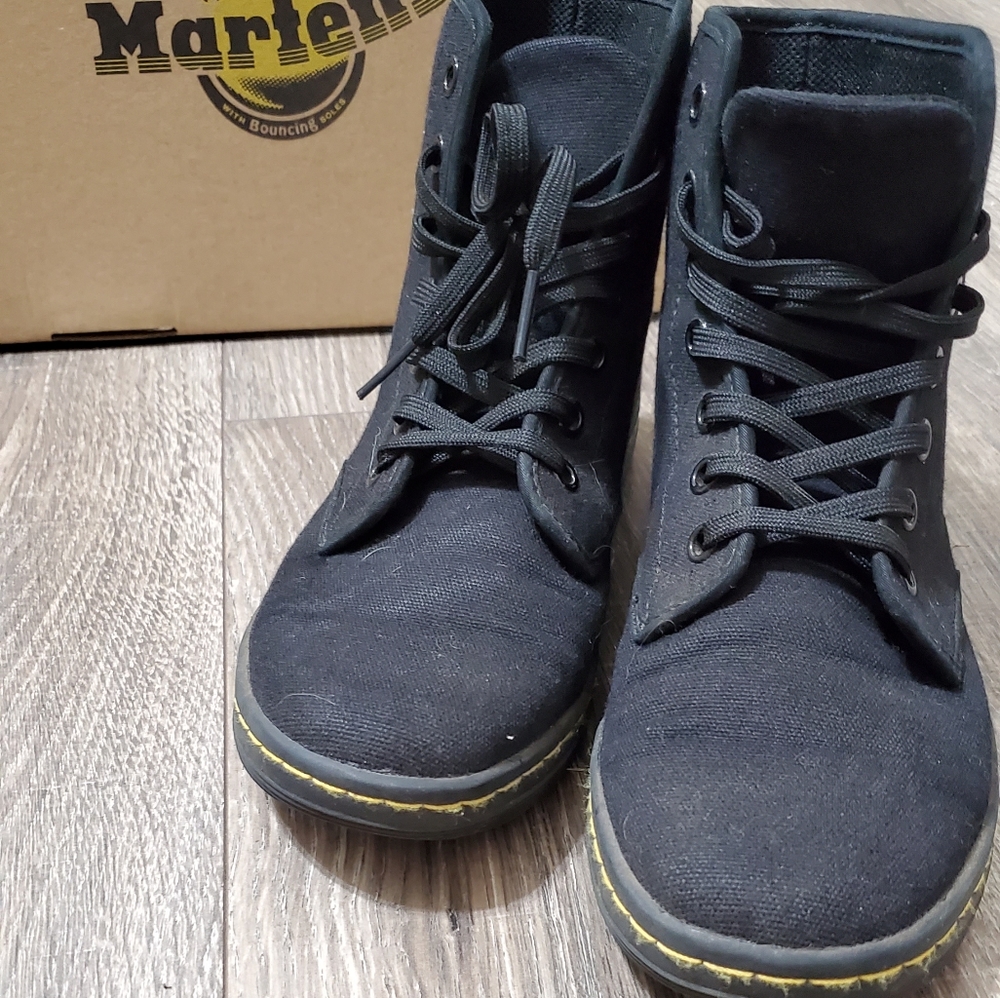 Dr. Martens size 7 AirWair Shoreditch black